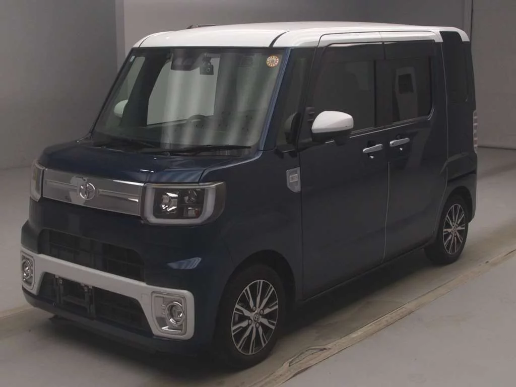 Toyota Pixis Mega LA700A 2021